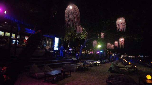 🇹🇭4K｜Walking in Sai Kaew Beach at night ~ Summerday & Diamond Beach Resort ~ смотреть онлайн
