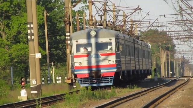 Электропоезд ЭР9М-557 с приветливым машинистом смотреть онлайн