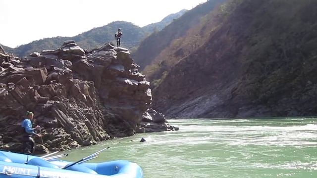 Dangerous Cliff Jumping Experience in Rishikesh White water in India. смотреть онлайн