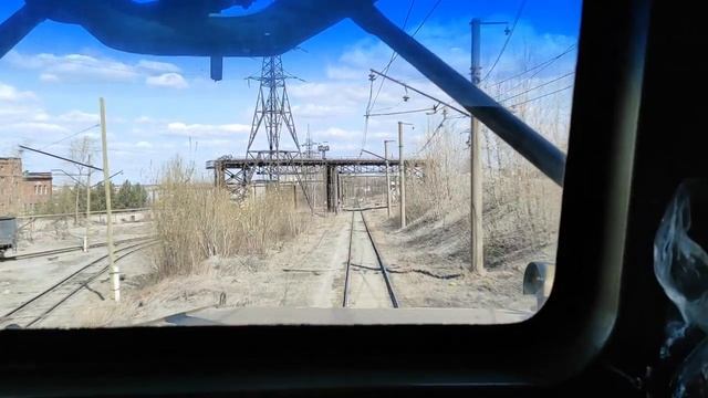Небольшая поездка на промышленном электровозе EL21-020 смотреть онлайн