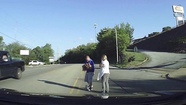 Watch: Little Girl Falls From Bus, Caught on Camera смотреть онлайн