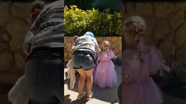 Freya (4) getting to meet Princess Rapunzel! смотреть онлайн