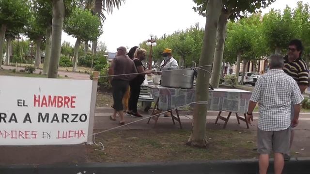 El intendente de Rio Negro se reunió con los trabajadores cesados. смотреть онлайн