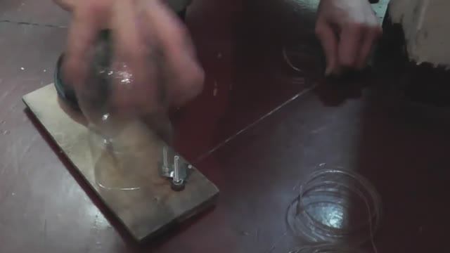 Пластиковая веревка из пластмассовых бутылок. лента из пластика и Бутылкорез. смотреть онлайн