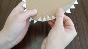 Как подготовить картонное дно для корзины из газетных трубочек.