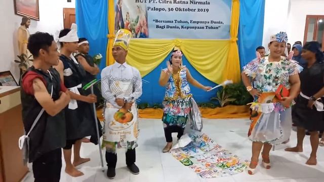 Fashion Show dengan Tema: "Pemanfaatan Barang Bekas"(3) смотреть онлайн