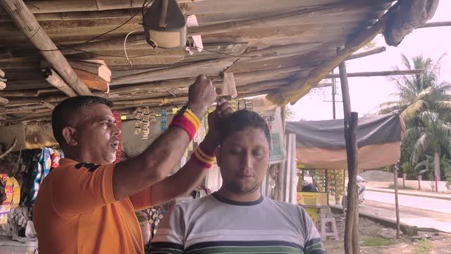 Акупрессура Индийский уличный парикмахер Массаж головы на обочине дороги | ASMR Barber смотреть онлайн