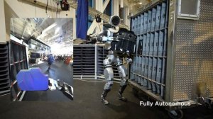 Робота Atlas от Boston Dynamics переставляет детали руками.