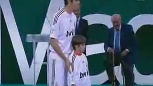 Kaka' Presentation at Santiago Bernabeu смотреть онлайн