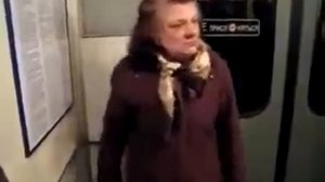 Бабка в метро строит молодуху