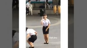 Пьяная школьница танцует