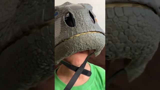Máscara da blue Jurassic World com som de velociraptor. смотреть онлайн