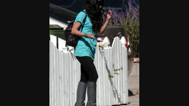 Vanessa Hudgens - Street Style смотреть онлайн