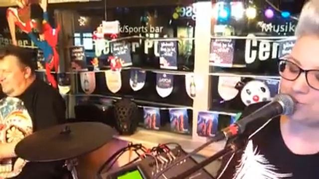 Man In The Mirror- Electric Fish Cover смотреть онлайн