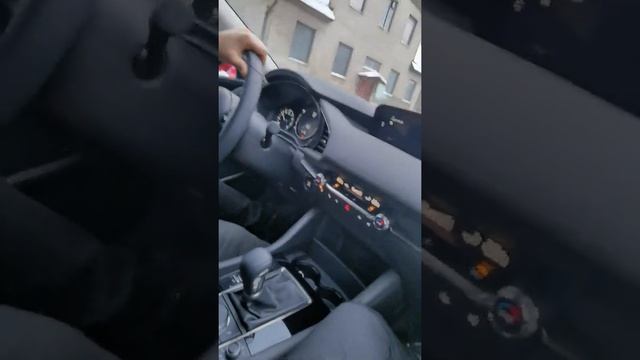 Таллинские бродяги посадили эстонца протестить Mazda3 2021года. смотреть онлайн