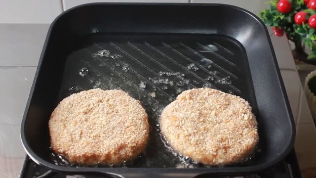 Chicken Patty Burger Recipe | Juicy Chicken Burger | Chef Hafsa | Hafsas Kitchen смотреть онлайн