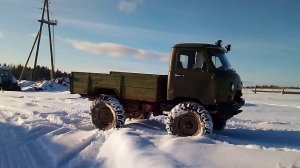 УАЗ вездеход по глубокому снегу.