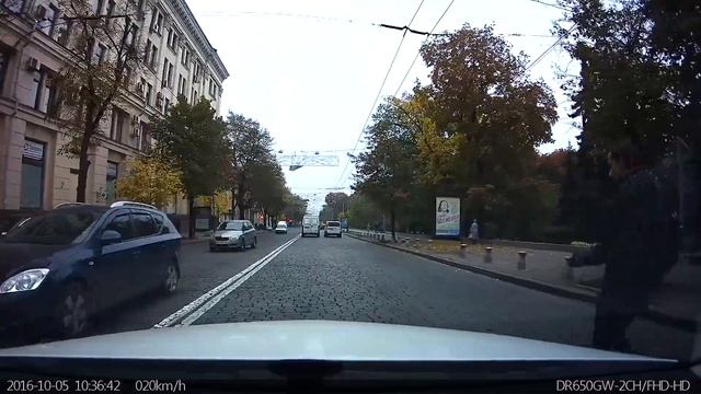 Забавный чувак перебегает перед машиной смотреть онлайн