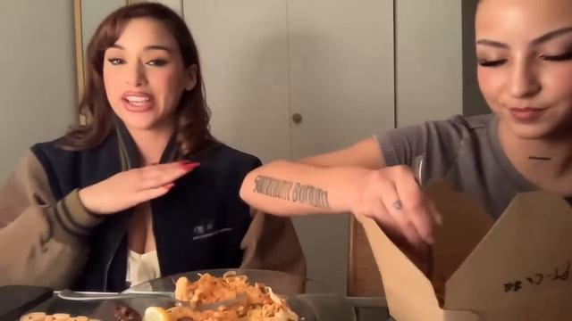 GET TO KNOW US(: | MUKBANG | THAI FOOD AND CHIT CHAT смотреть онлайн