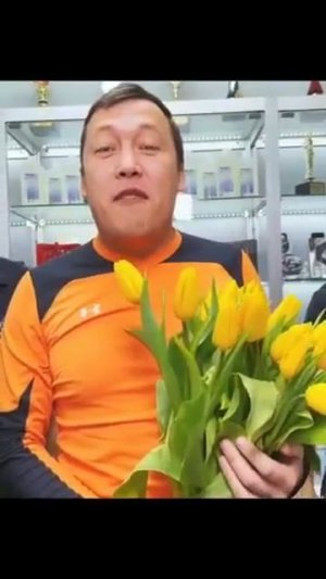 Вах! Что тут за красавица?Прикольное поздравление с 8 марта от мужчин! 😉🌷#shorts #открыткапожелание