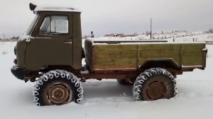 УАЗ по снегу едет сам.