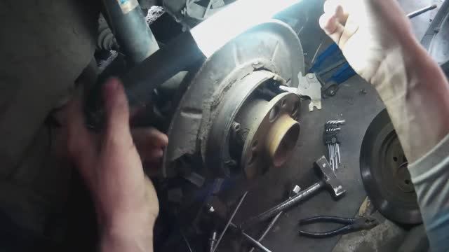 Ремонт ручника автомобиля BMW E34 замена тросов и колодок смотреть онлайн