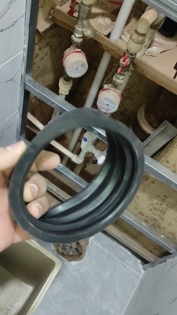 ОБЯЗАТЕЛЬНО ИСПОЛЬЗУЙ МАНЖЕТУ ПРЕЖДЕ ЧЕМ ВОТКНУТЬ ТРУБУ 110 или ГАРМОШКУ #aidarikrylit #ремонт смотреть онлайн