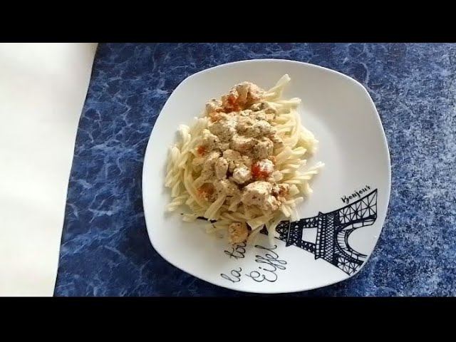 Подливка из куриной грудки в сливочно -чесночном соусе к макаронам смотреть онлайн