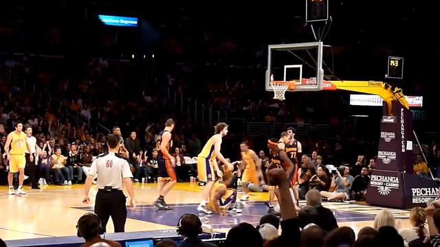 Shannon Brown Dunks over Radmanovic (HD) смотреть онлайн