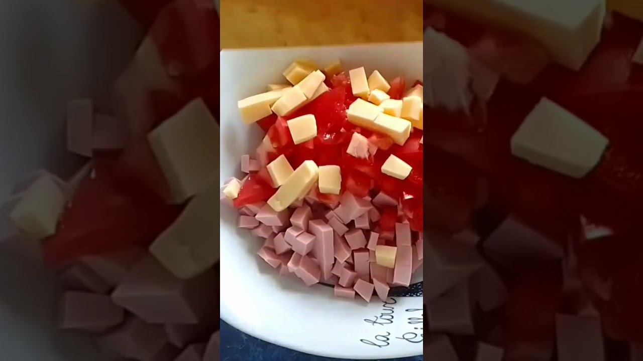 Салат с вареной колбасой и помидорами смотреть онлайн