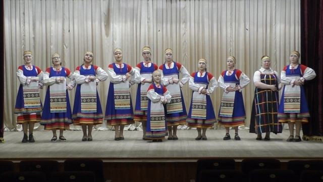 Фольклорный ансамбль "Зарянка" «Вокруг хаты тёрен» смотреть онлайн