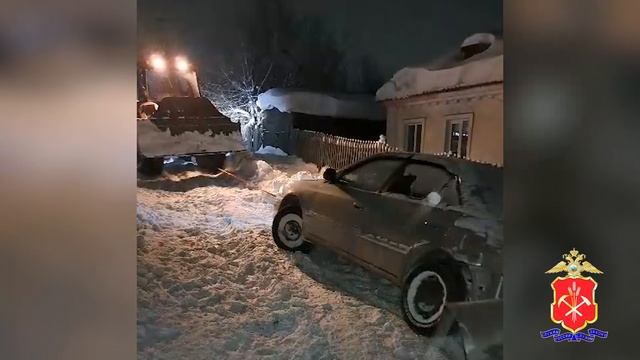 В Прокопьевске полицейские помогли автомобилисту выбраться из снежного плена смотреть онлайн