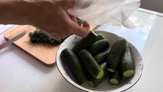 Малосольные огурцы быстрым способом/ малосольные огурцы в пакете смотреть онлайн