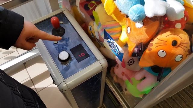 АВТОМАТ с игрушками ХВАТАЙКА. Нормально так получилось...