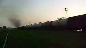Грузовой поезд на большой скорости