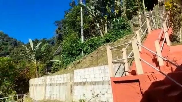 Retaining wall and bridge across La Celia Ravine. Front yard view. смотреть онлайн