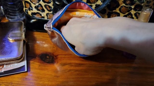 💜🐆WHAT'S IN MY BAG?LOUNGEFLY HELLO KITTY LEOPARD SATCHEL🐆💜 смотреть онлайн