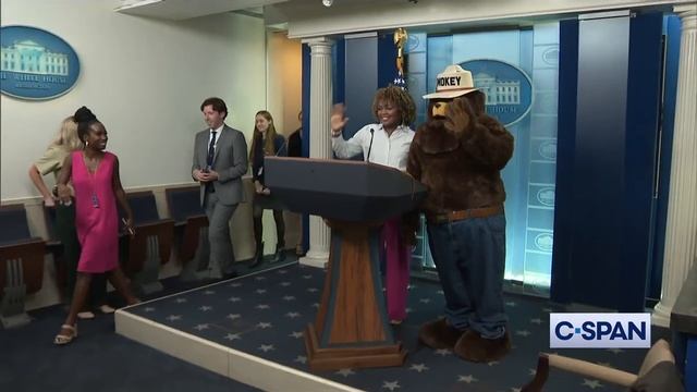 A surprise at the White House press room podium: Smokey Bear (86/2024) смотреть онлайн