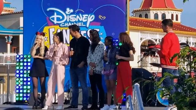 Descendants 3 Cast at Disney Channel Fan Fest Answer Questions смотреть онлайн