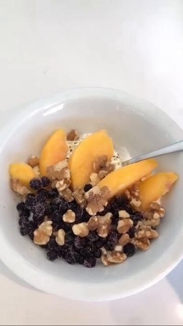 WHAT I EAT IN A DAY as a holistic nutritionist. Healthy & easy recipes #whatieatinaday #shorts смотреть онлайн