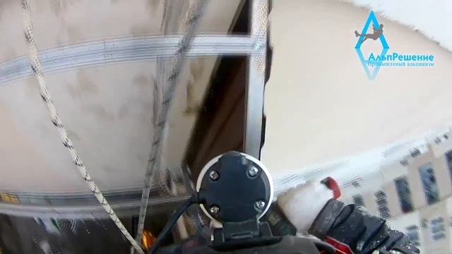 Монтаж крыши балкона промальпинистами