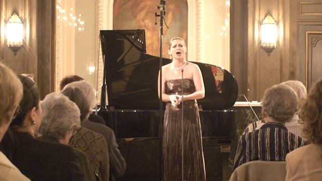 Tatiana Trenogina sings "Ia li v pole da ne travushka byla" смотреть онлайн