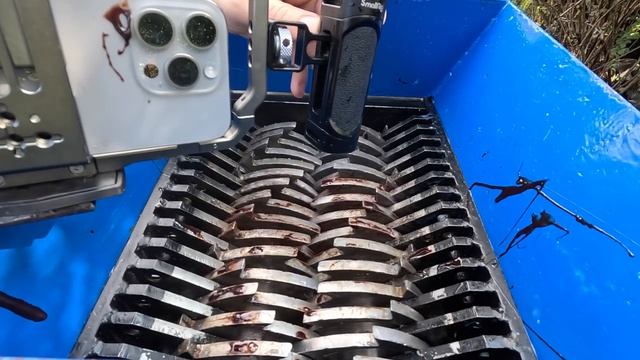 Измельчаем рыбу! Потрясающее видео! смотреть онлайн