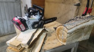 Роспуск бревна на досочки аккумуляторной пилой Интерскол ПЦА 12/36В
