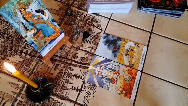 Таро прогноз для Королевы Кубков (Рак, Скорпион, Рыбы) на первую декаду августа 1-10.08.24 смотреть онлайн