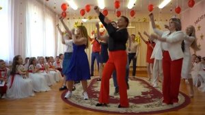 Зажгли не по-детски. Зажигательный танец на выпускной от родителей.