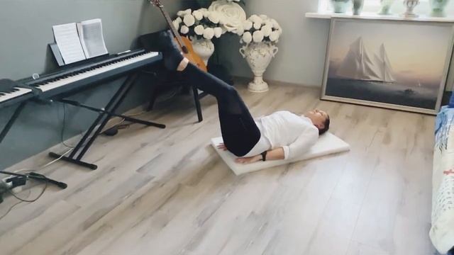 🤸♂️Физзарядка для души после 45: Поднимаем обе ноги …./23.09.23 смотреть онлайн