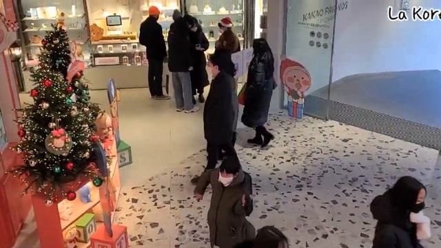KAKAO FRIENDS STORE IN GANGNAM / KNOTTED CAFE / POPULAR KAKAO IN KOREA смотреть онлайн