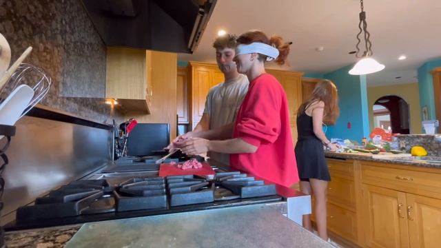 ГОТОВИМ SPRING ROLLS| глухой, немой, слепой челлендж с Америкосом🇺🇸 смотреть онлайн