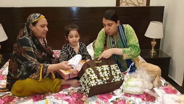 My Baby Bag For Hospital | New Born Baby K Liye Kia Kia Pack Kiya ? | Momina Ali смотреть онлайн